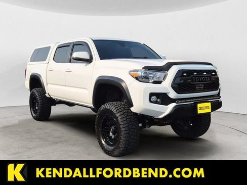 Used 2019 Toyota Tacoma TRD Off-Road w/ Technology Package AWD/4WD image 3