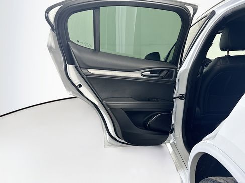 Used 2022 Alfa Romeo Stelvio Veloce image 28