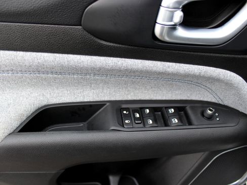 Used 2024 Jeep Compass Latitude image 11