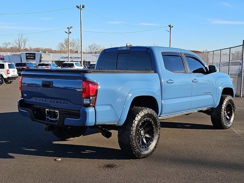 Used 2019 Toyota Tacoma TRD Sport image 5