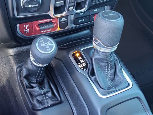 New 2025 Jeep Gladiator Mojave image 17