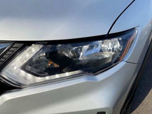 Used 2019 Nissan Rogue SV image 4