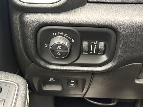 Used 2019 RAM 1500 Laramie AWD/4WD image 18