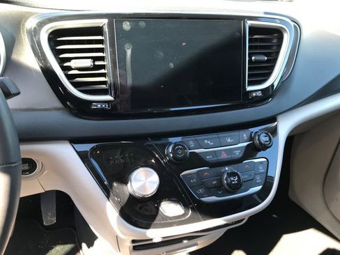 Used 2024 Chrysler Pacifica Touring-L image 6