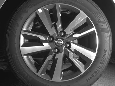 Used 2025 Nissan Versa SV image 14