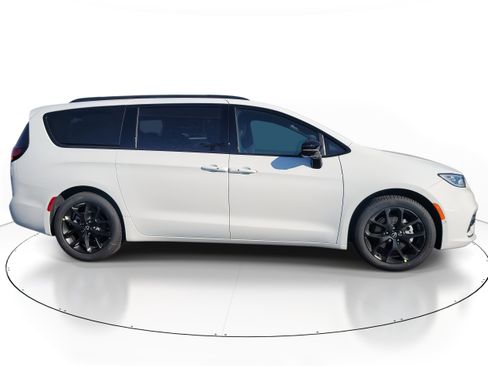 New 2026 Chrysler Pacifica Limited w/ S Appearance Package image 5