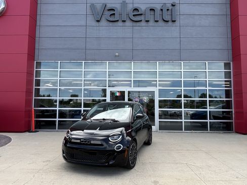 Used 2024 FIAT 500 e FWD image 1