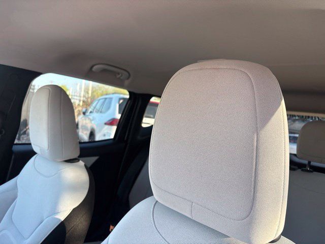 Used 2020 Jeep Renegade Latitude w/ UConnect 8.4 Nav Group FWD image 9