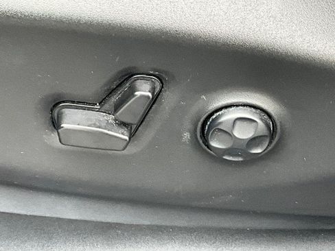 Used 2023 Chrysler Pacifica Touring FWD image 24