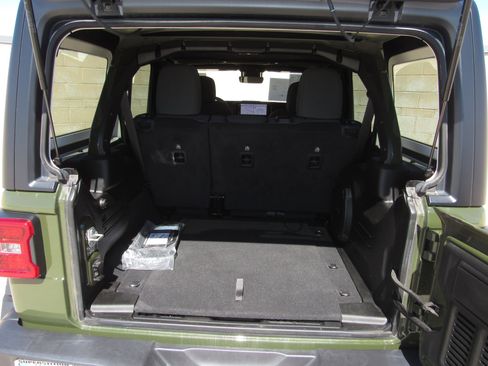 Used 2024 Jeep Wrangler Unlimited Rubicon w/ Technology Group image 12