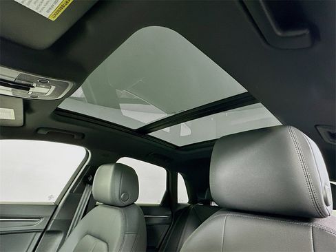 Used 2024 Audi Q3 2.0T Premium image 11