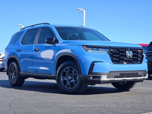 Certified 2025 Honda Pilot TrailSport image 1