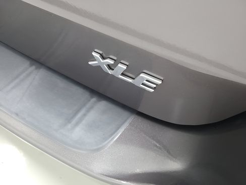 Used 2014 Toyota Sienna XLE w/ Entertainment Package FWD image 8