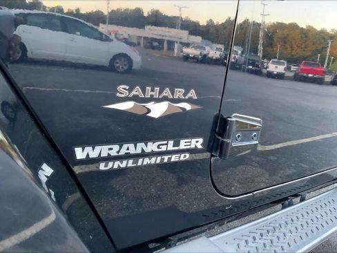 Used 2016 Jeep Wrangler Unlimited Sahara w/ Connectivity Group AWD/4WD image 9