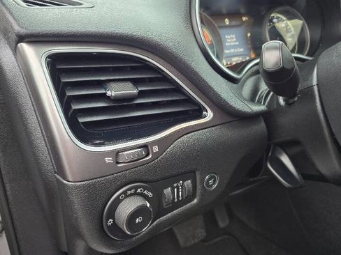 Used 2019 Jeep Cherokee Limited AWD/4WD image 11