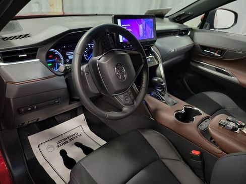 Used 2024 Toyota Venza XLE image 14