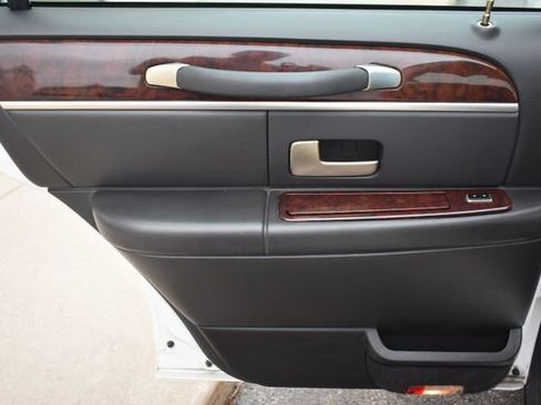 Used 2008 Lincoln Town Car Executive RWD image 34