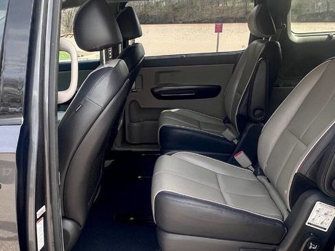 Used 2015 Kia Sedona SX image 28