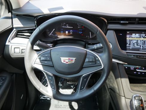 Used 2017 Cadillac XT5 Luxury w/ Driver Awareness Package AWD/4WD image 15