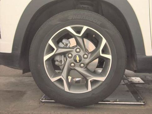Used 2025 Chevrolet Trax LT w/ LT Convenience Package FWD image 24