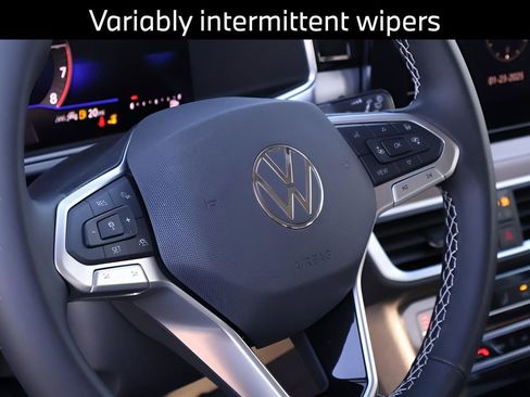 Certified 2025 Volkswagen Taos SE AWD/4WD image 22
