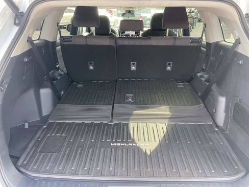 Used 2023 Toyota Highlander LE FWD image 11