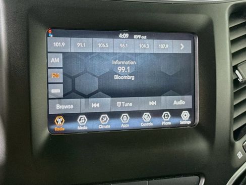 Used 2019 Jeep Cherokee Latitude Plus w/ Cold Weather Group AWD/4WD image 7