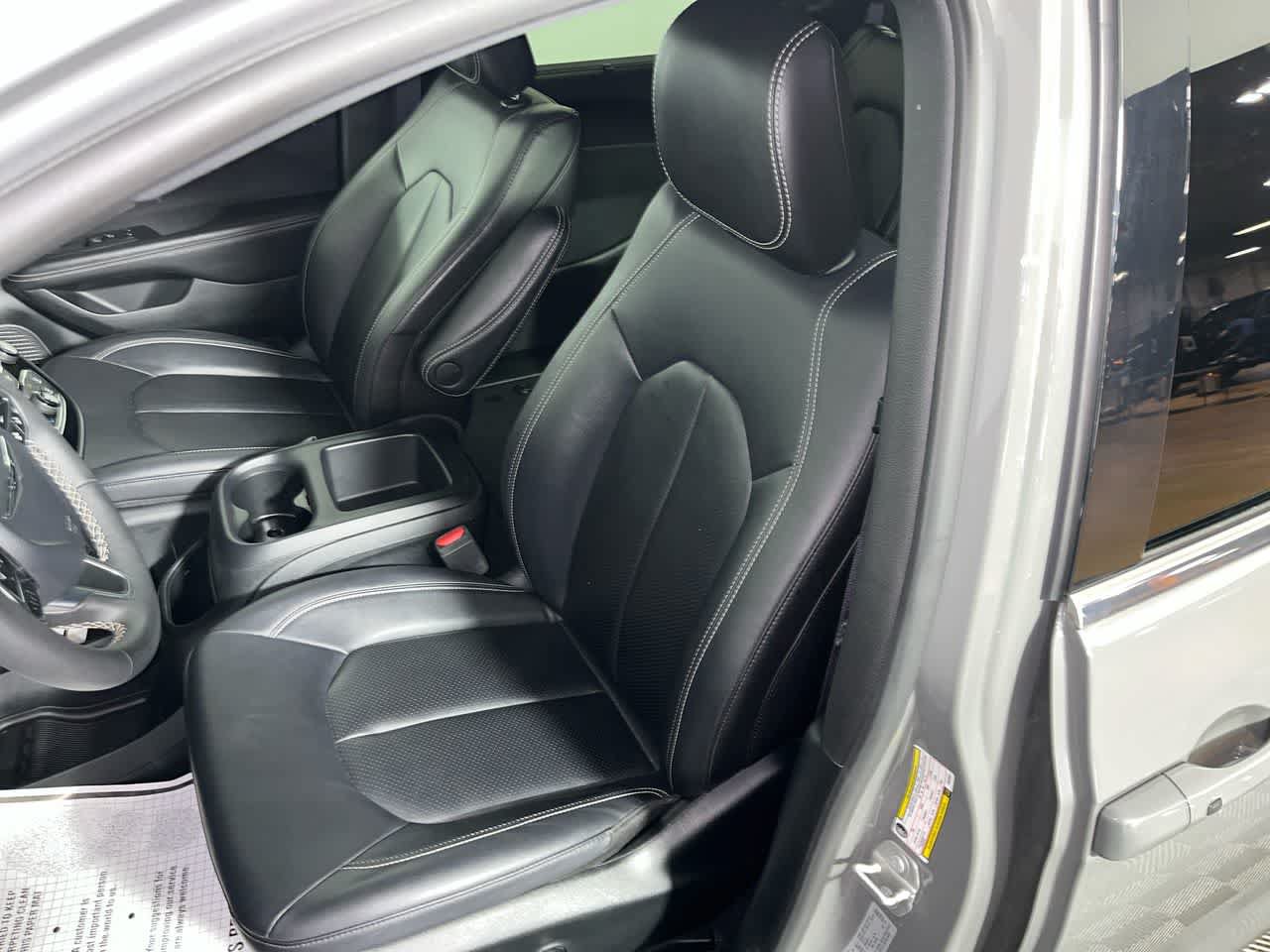 Used 2025 Chrysler Pacifica Select FWD image 15