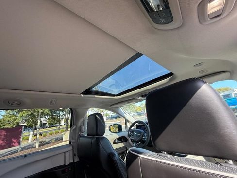 Used 2024 Chrysler Pacifica Limited FWD image 11