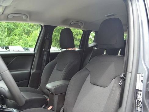 Used 2023 Jeep Renegade Latitude AWD/4WD image 18