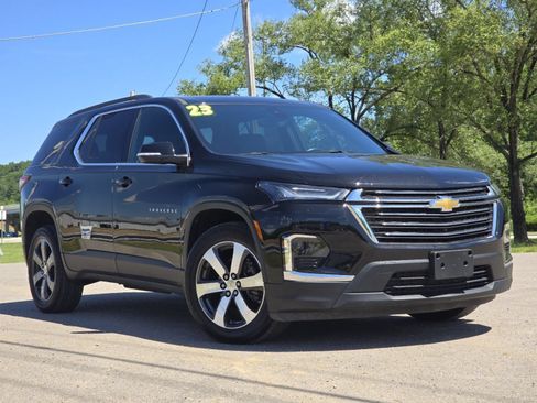 Used 2023 Chevrolet Traverse LT w/ LT Premium Package AWD/4WD image 2