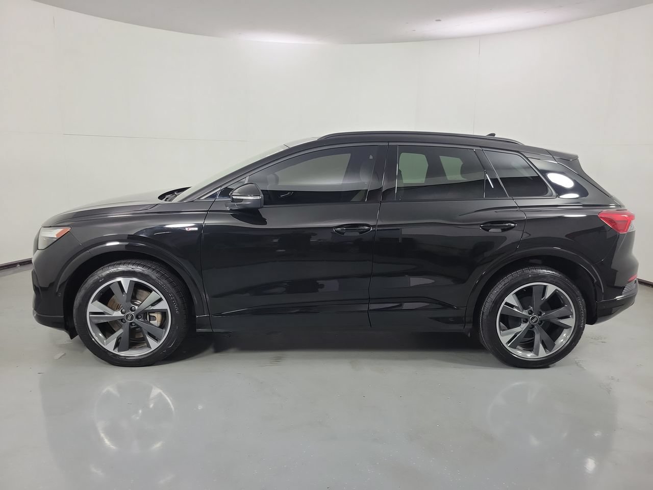 Used 2023 Audi Q4 e-tron Premium Plus w/ Premium Plus AWD/4WD image 2