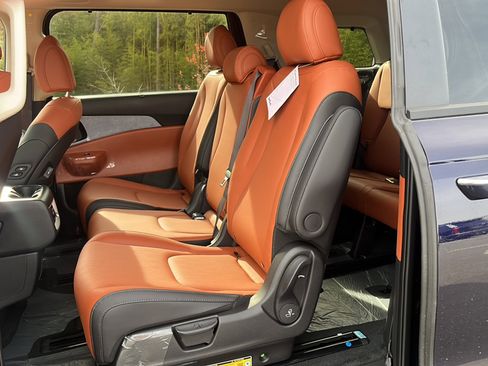 New 2026 Kia Carnival EX image 13