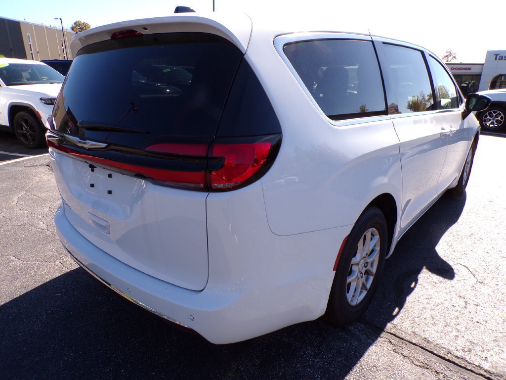 New 2026 Chrysler Pacifica Select FWD image 5