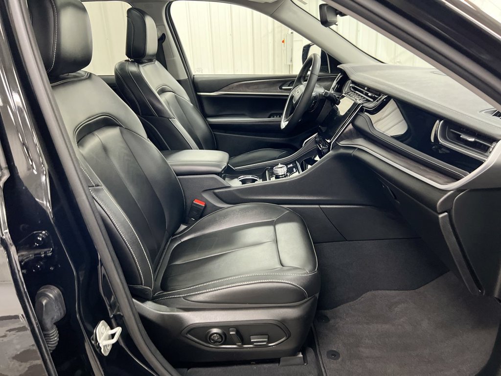 Used 2024 Jeep Grand Cherokee Limited AWD/4WD image 23