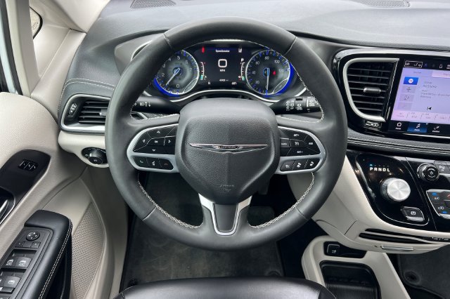 Used 2023 Chrysler Pacifica Touring-L AWD/4WD image 15