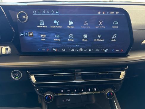 Used 2025 Chevrolet Traverse LT image 42