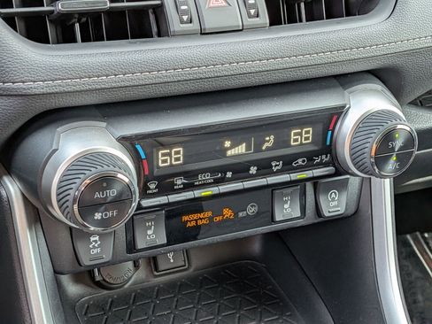 Used 2020 Toyota RAV4 XLE Premium image 27