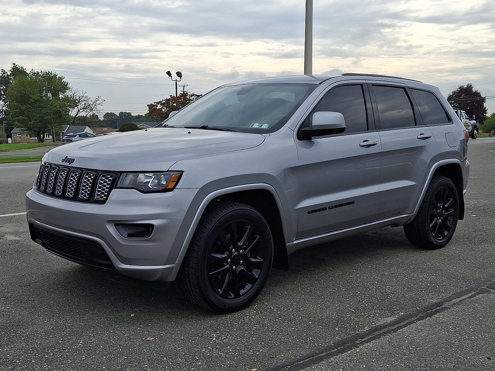 Used 2018 Jeep Grand Cherokee Altitude AWD/4WD image 3