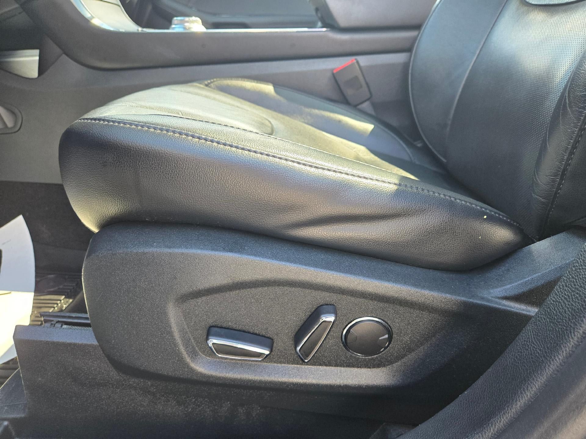 Used 2019 Ford Edge Titanium w/ Equipment Group 301A AWD/4WD image 16