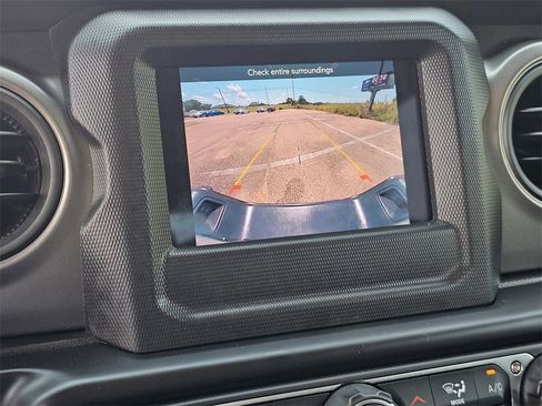 Used 2022 Jeep Gladiator Willys image 10