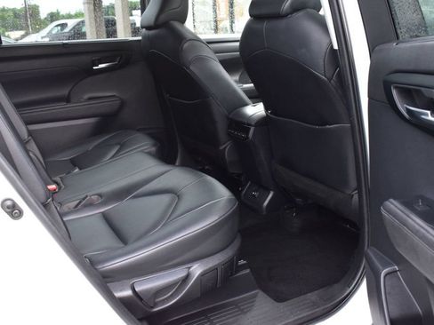 Used 2020 Toyota Highlander XLE AWD/4WD image 20