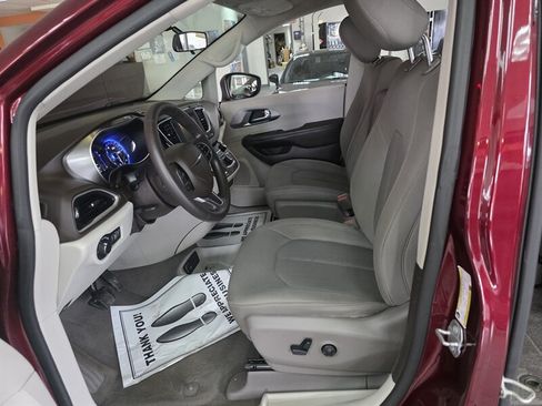 Used 2021 Chrysler Voyager LX FWD image 10