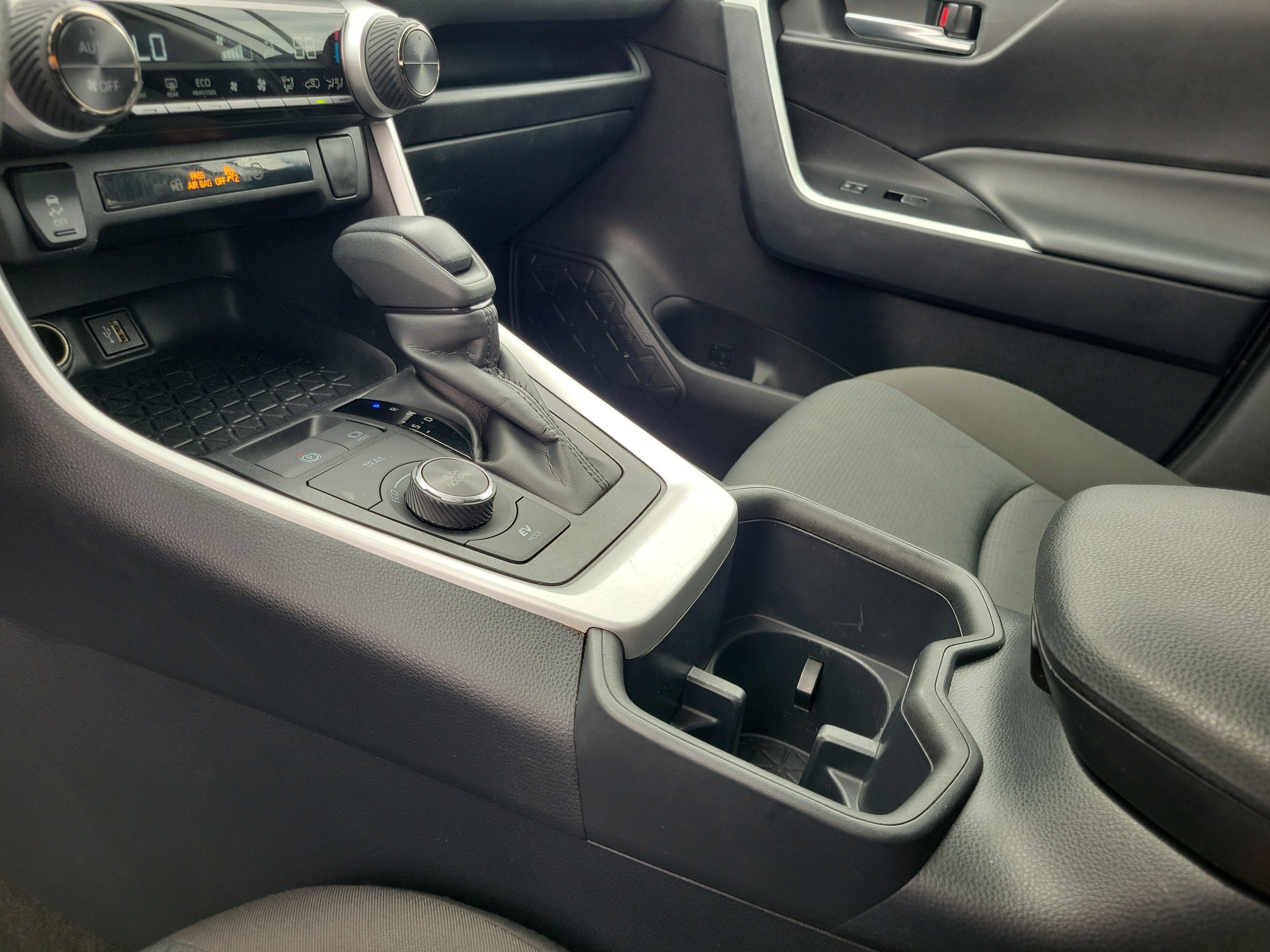 Used 2025 Toyota RAV4 XLE AWD/4WD image 29