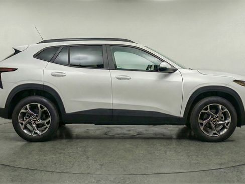 Used 2025 Chevrolet Trax LT w/ LT Convenience Package FWD image 11