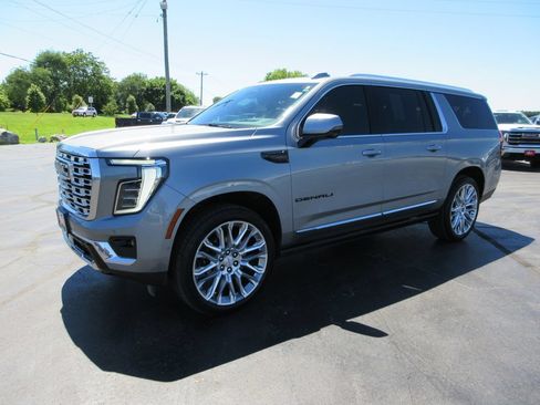 Certified 2025 GMC Yukon XL Denali w/ Denali Reserve Package AWD/4WD image 12
