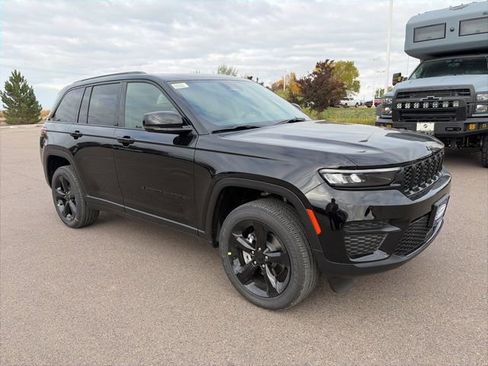 New 2025 Jeep Grand Cherokee Laredo image 3