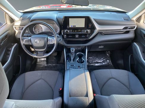 Used 2024 Toyota Highlander LE AWD/4WD image 10