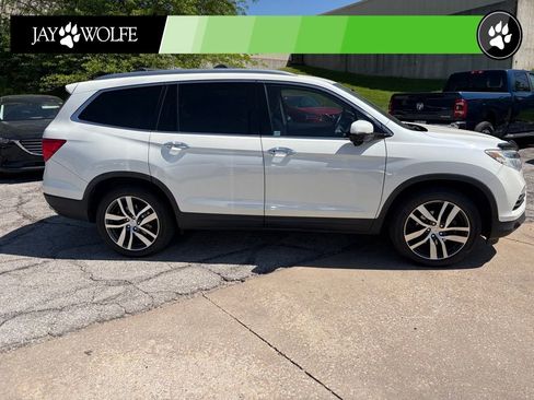 Used 2017 Honda Pilot Touring image 4