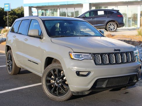 Used 2021 Jeep Grand Cherokee Laredo X image 2